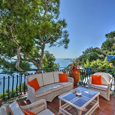 Sleeps 8 Pool Air Con