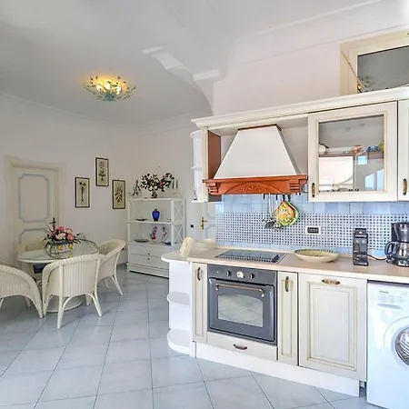 Vila Sleeps 8 Pool Air Con