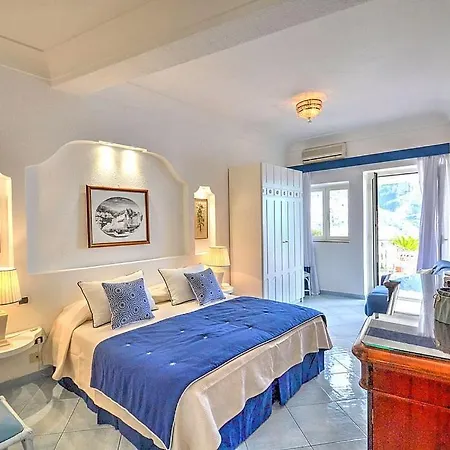 Sleeps 8 Pool Air Con