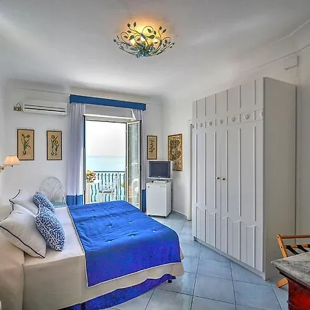 Sleeps 8 Pool Air Con Positano