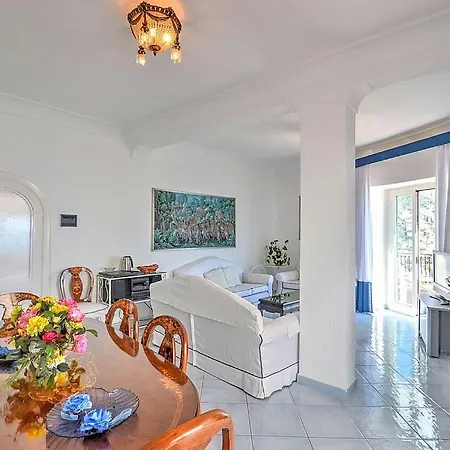 Sleeps 8 Pool Air Con