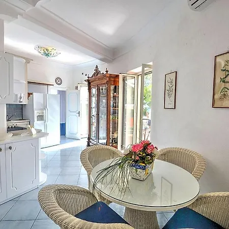 Vila Sleeps 8 Pool Air Con
