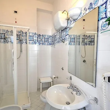 Sleeps 8 Pool Air Con