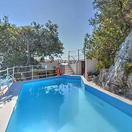Sleeps 8 Pool Air Con