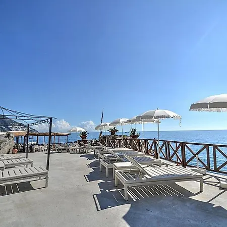 Sleeps 8 Pool Air Con