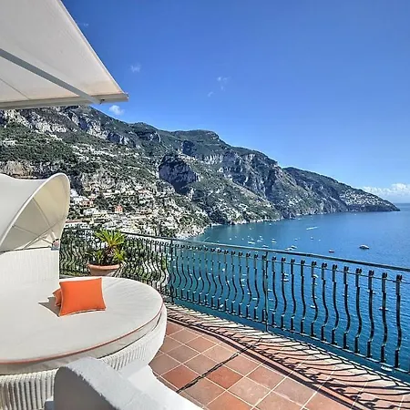 Sleeps 8 Pool Air Con