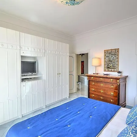 Sleeps 8 Pool Air Con