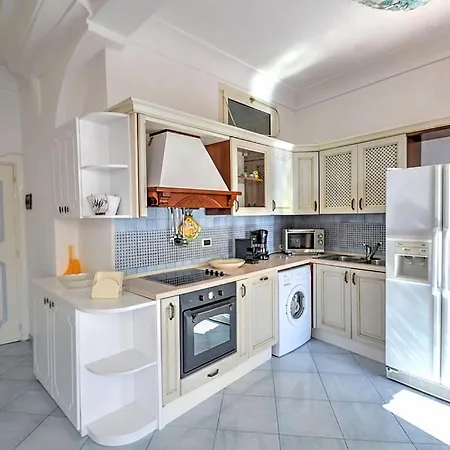 Sleeps 8 Pool Air Con Villa